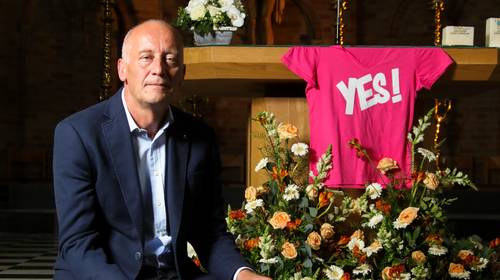 57-jarige wordt priester na rampspoed in z'n leven: “Mijn vrouw en dochter afgepakt, maar niet mijn geloof”