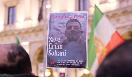 ‘Hij heeft nog nooit iemand kwaad gedaan. Nu dreigt de galg’: het onzekere lot van Erfan Soltani in Iran