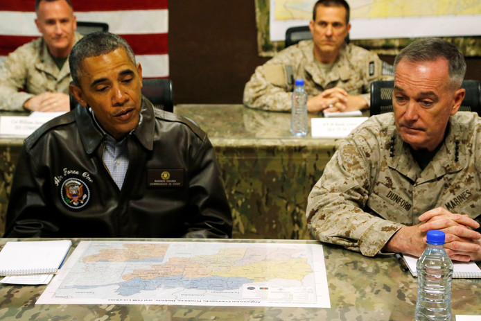 Toenmalig president Barack Obama (L) tijdens een bezoek aan de Amerikaanse troepen in de Afghaanse hoofdstad Kabul in mei 2014