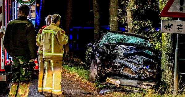 Auto total loss en bestuurder naar ziekenhuis na flinke botsing op Aarle-Rixtelseweg in Bakel