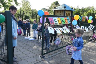 Kinderen mogen weer naar school, blije gezichten in Oeffelt
