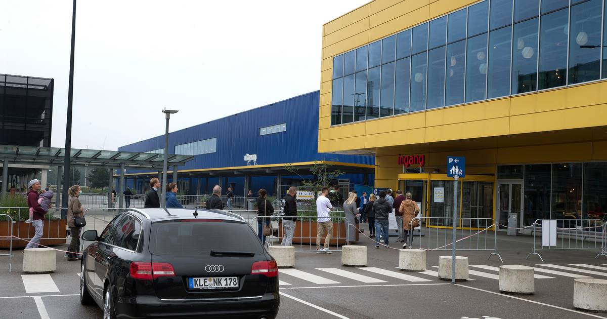 Het is een Duitse feestdag, maar er is geen Duitser te zien bij de Ikea