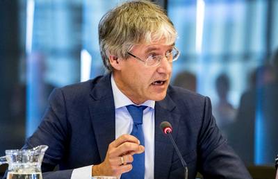 Minister Slob na ziekte weer aan het werk