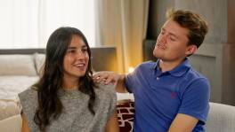Naakte man aan de ontbijttafel in 'Met Vier in Bed'