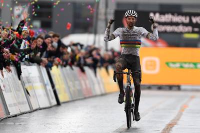 Mathieu van der Poel heeft zege nummer 30 binnen op loodzwaar parkoers in Hoogstraten