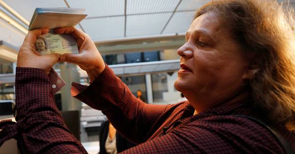 Leonne uit Breda krijgt als eerste een genderneutraal paspoort - AD.nl