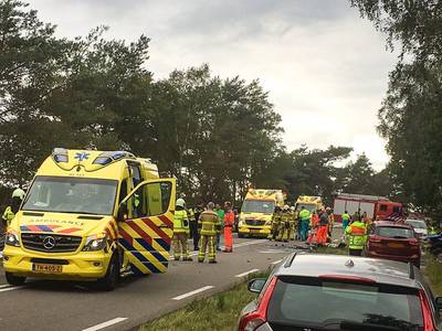 Dodelijk ongeval bij Ermelo: auto's knallen frontaal op elkaar