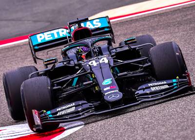 Lewis Hamilton klokt in Bahrein snelste tijd in eerste vrije oefensessie