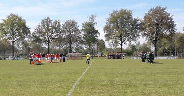 Aan kanker overleden Bas (45) herdacht tijdens kampioenswedstrijd - De Gelderlander