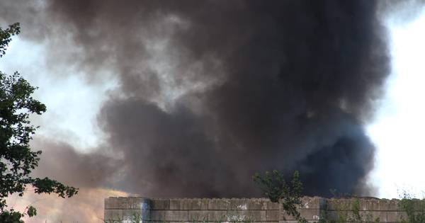 Zwarte rookpluim bij afvalverwerker ARN in Weurt, brand onder controle