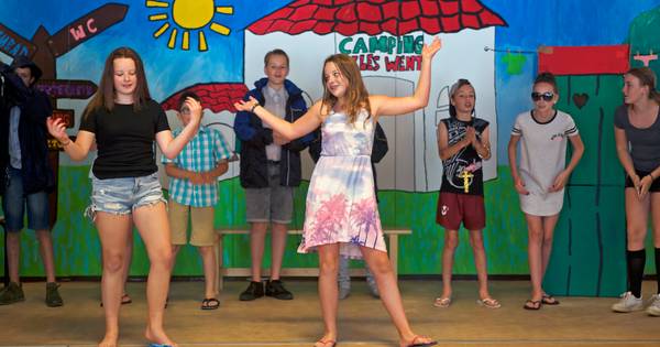 Oosterhoutse scholieren voeren musical op de planken van Theater De Bussel op - BN DeStem
