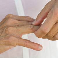 Spontaan een blauwe vinger? Deze symptomen kunnen wijzen op een paroxismaal vingerhematoom 