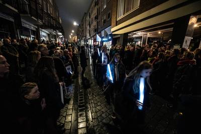Ingetogen ‘herinneringsmoment vol hoop’ in Nijmeegse binnenstad