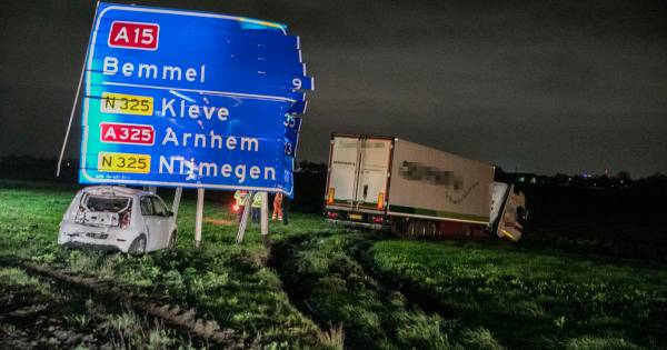 Twee ongelukken op A15 bij Slijk-Ewijk: auto raakt total loss, twee vrachtwagens beschadigd.