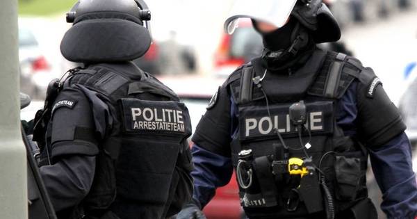 Arrestatieteam haalt 'psychotische man met messen' uit huis in Kampen - De Stentor