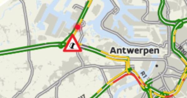Ongeluk met vier vrachtwagens in Beverentunnel bij Antwerpen, weg richting Nederland dicht.