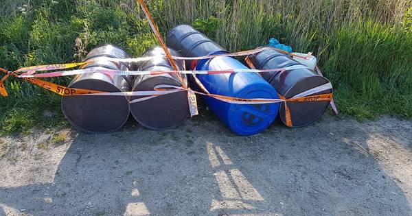 Vaten met vermoedelijk drugsafval in Deest gedumpt