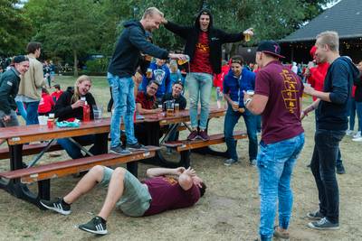 Minderjarige studenten drinken gewoon op 'geslaagd' introductiefestival in Goch