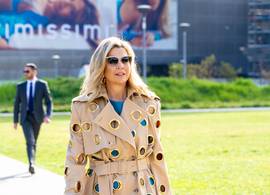 Koningin Máxima maakt entree tijdens Milan Design Week in gedurfde trenchoat