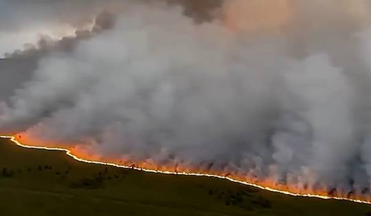 Beelden uit blushelikopter tonen enorme omvang brand in Hoge Venen • Defensie zet ondertussen al 6 brandweerwagens in
