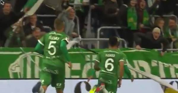Voormalig FC Twente-speler Kennedy vangt biertje na wereldgoal - Tubantia