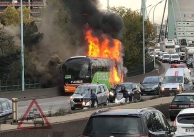 Un car Flixbus prend feu sur le périphérique à Paris, un blessé léger