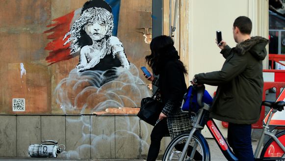 Wallpaper Banksy Klaagt Gebruik Van Traangas In Vluchtelingenkamp Calais Aan Free
