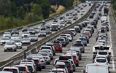 Vakantiegangers vast op wegen naar het zuiden: uren vertraging