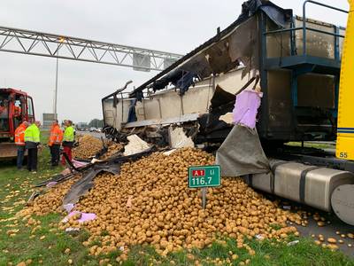 Lading aardappels op snelweg zorgt voor vertraging op A1