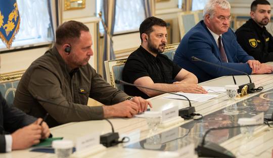 In Oekraïne onderzoekt de staat de president, in Rusland en de VS is dat ondenkbaar