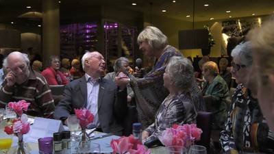 Eenzame ouderen genieten van kerstdiners Ouderenfonds