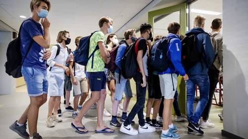 We raken vooral besmet op werk en school: “Thuisblijven volstaat niet. Je moet je afzonderen”