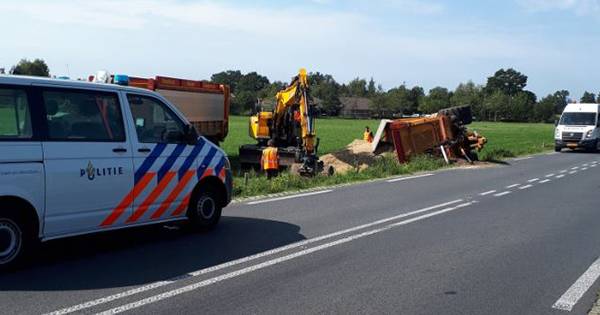 Maïswagen kantelt bij Langeveen, hinder voor verkeer