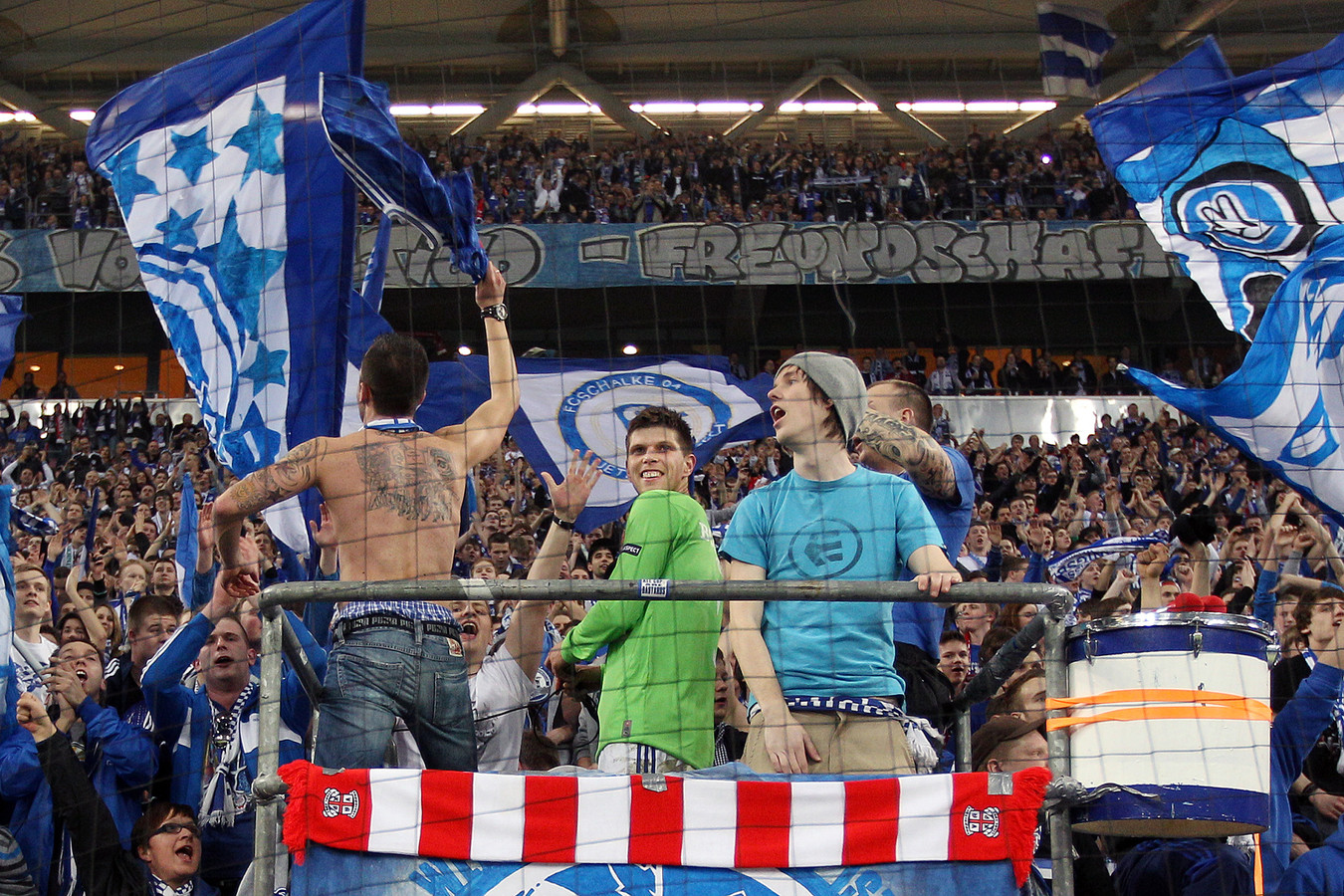 Schalke'04fans steunen FC Twente on Twente Enschede!' Foto tubantia.nl