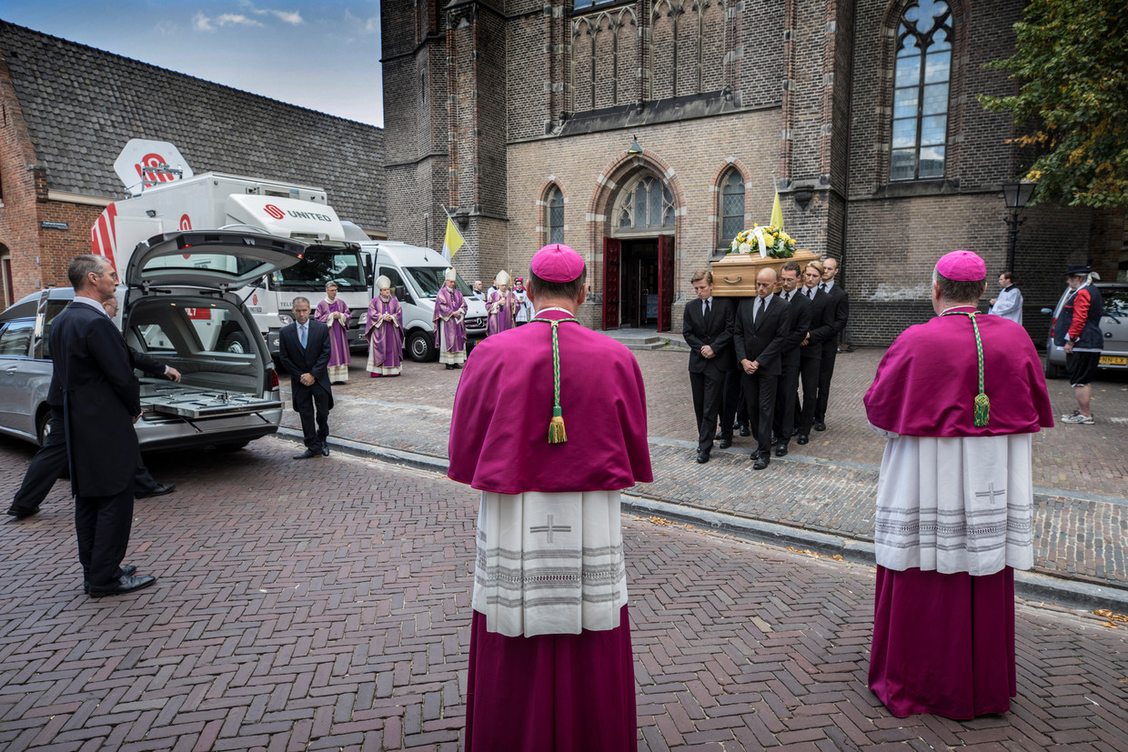 In beeld De uitvaart van kardinaal Simonis in Utrecht Trouw