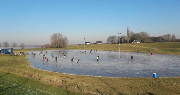 Schaatsen op een verlichte natuurijsbaan in Tolkamer - De Gelderlander