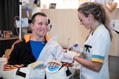 Patrick (33) is verlamd na duik in het ondiepe en hoopt op behandeling: ‘Het gebeurde in een flits’