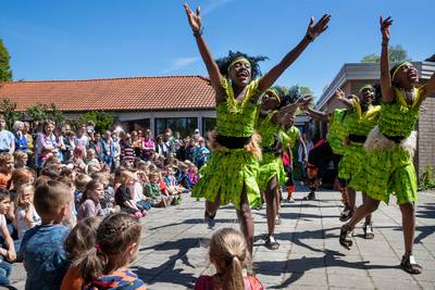 Edes schoolplein ademt Afrikaanse sfeer