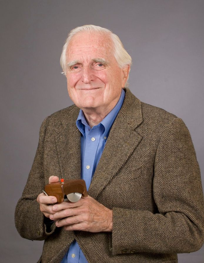 Douglas Engelbart met zijn muis in 2013.