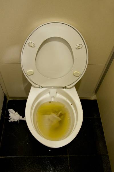 Kinderen plassen en poepen niet uit angst voor smerig schooltoilet