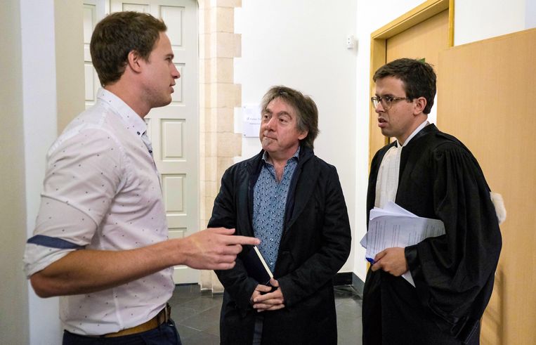 Dierenarts Joshua Dutré, Gaia-voorzitter Michel Vandenbosch en meester  Anthony Godfroid in overleg op de rechtbank. 
