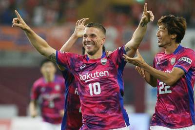 Podolski scoort twee keer bij debuut in Japan