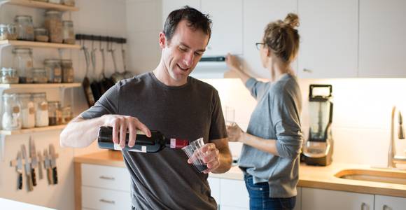 Na een lange werkdag een glas wijn, hoe (on)gezond is dat? “Met een beetje pech raak je er meer gestresst door”