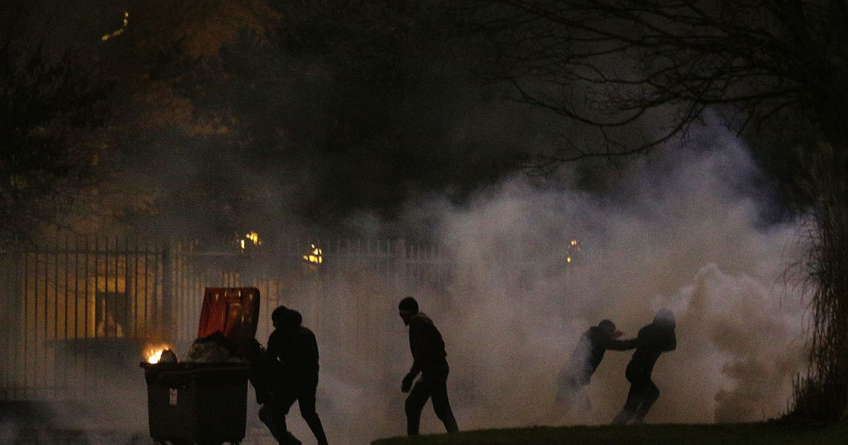 Hollande veroordeelt rellen in Parijse voorstad na politiegeweld - De Morgen
