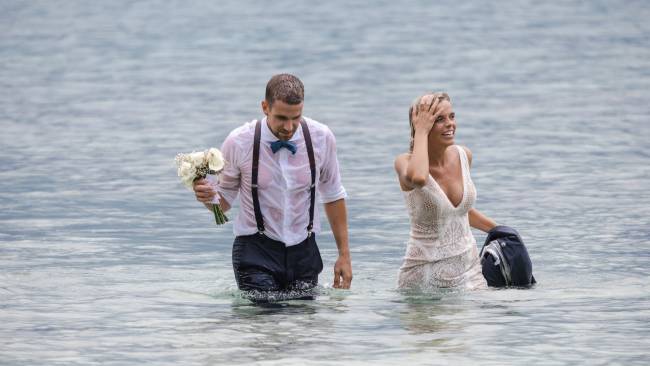 Oh Benadrukken Generaliseren OMG! Kandidaten moeten met trouwkledij in zee springen - Gestrand op  Honeymoon Island