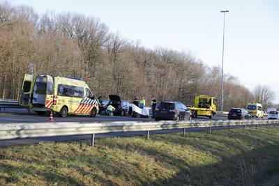 Auto botst tegen vangrail op A73, lange file tussen Nijmegen en Boxmeer is opgelost