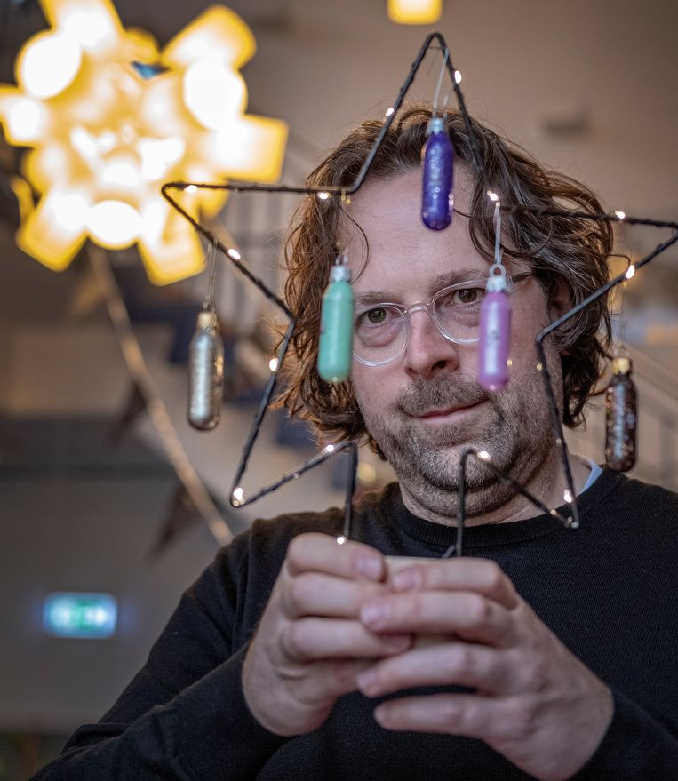 Jochen Riester, die van gevonden lachgas patronen kerstversiering maakt. Beeld Patrick Post