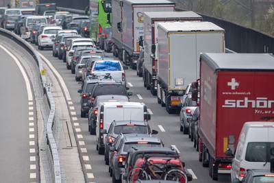 Drukke avondspits in Nederland: uur vertraging door kettingbotsing op A2