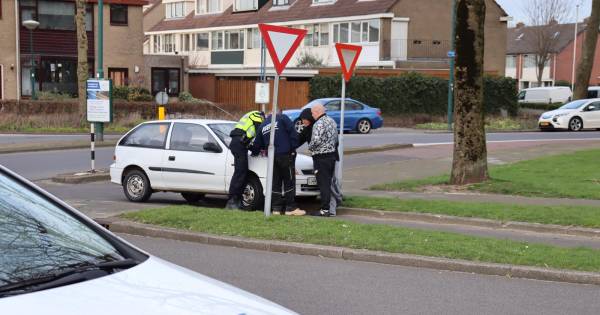 Fietser gewond na aanrijding met auto in Woerden.