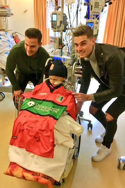 NEC-spelers verrassen ernstig ziek zoontje van burgemeester Heerlen